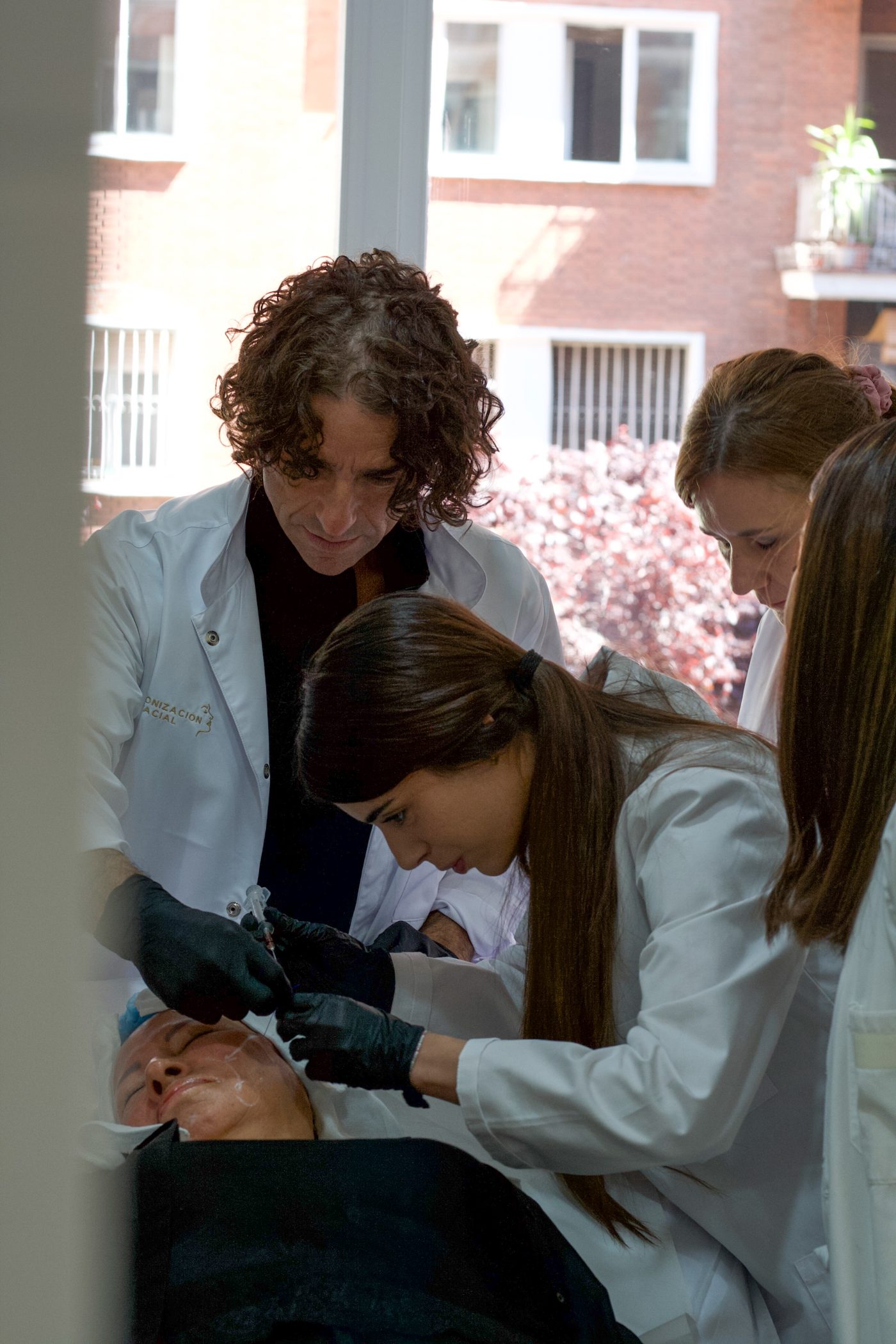 Sesión práctica de armonización facial en grupo